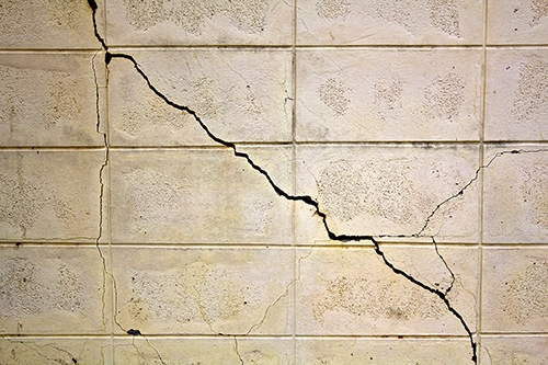 1766919658545104.jpg 摄图网_320423627_墙壁中预显的裂缝 在对角运行 并带有额外的纹理(企业商用).jpg